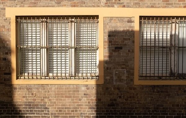 Comment nettoyer efficacement les joints de carrelage dans une salle de bain humide ?